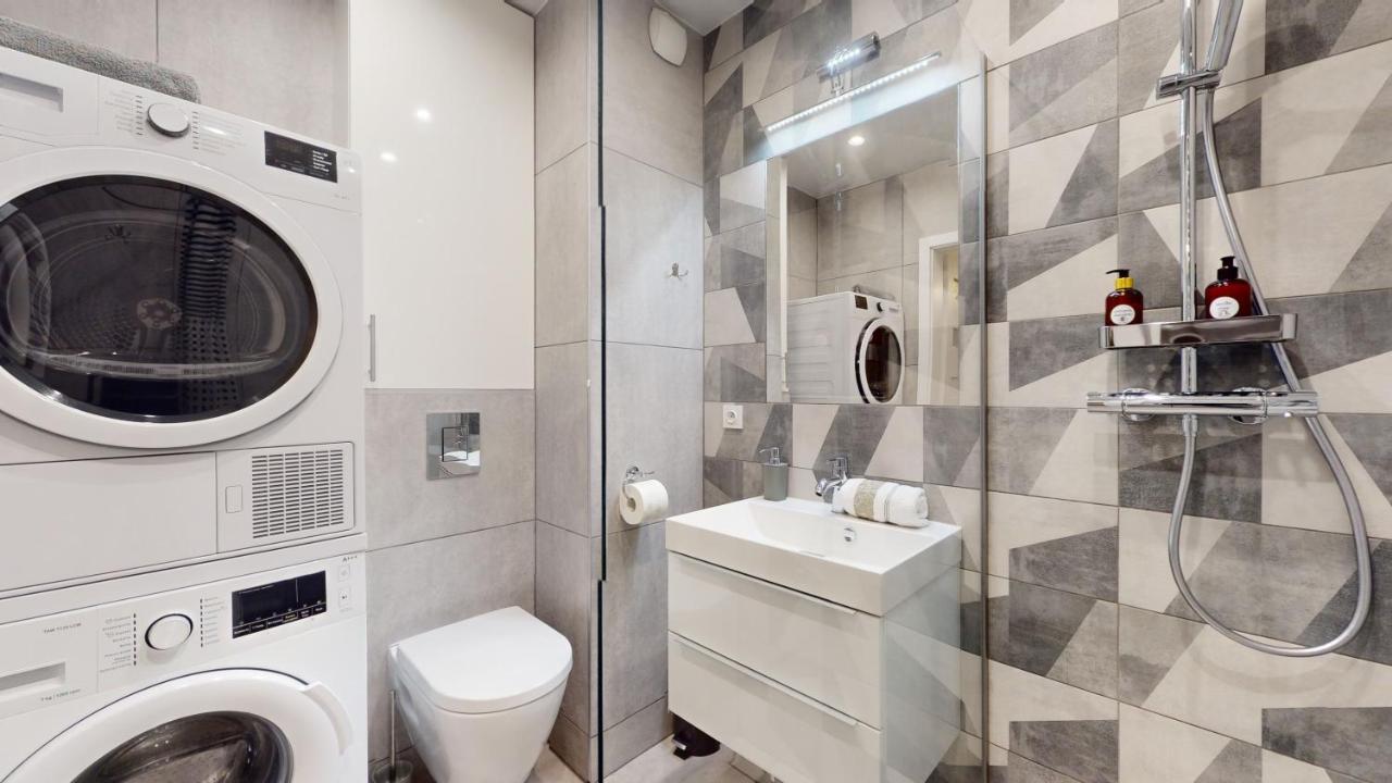 Family House Near The Market Square -perfect For Family & Business - Ksiecia Witolda Street 500 Steps To Market Square - 2 Bedrooms,2 Parking Places Breslau