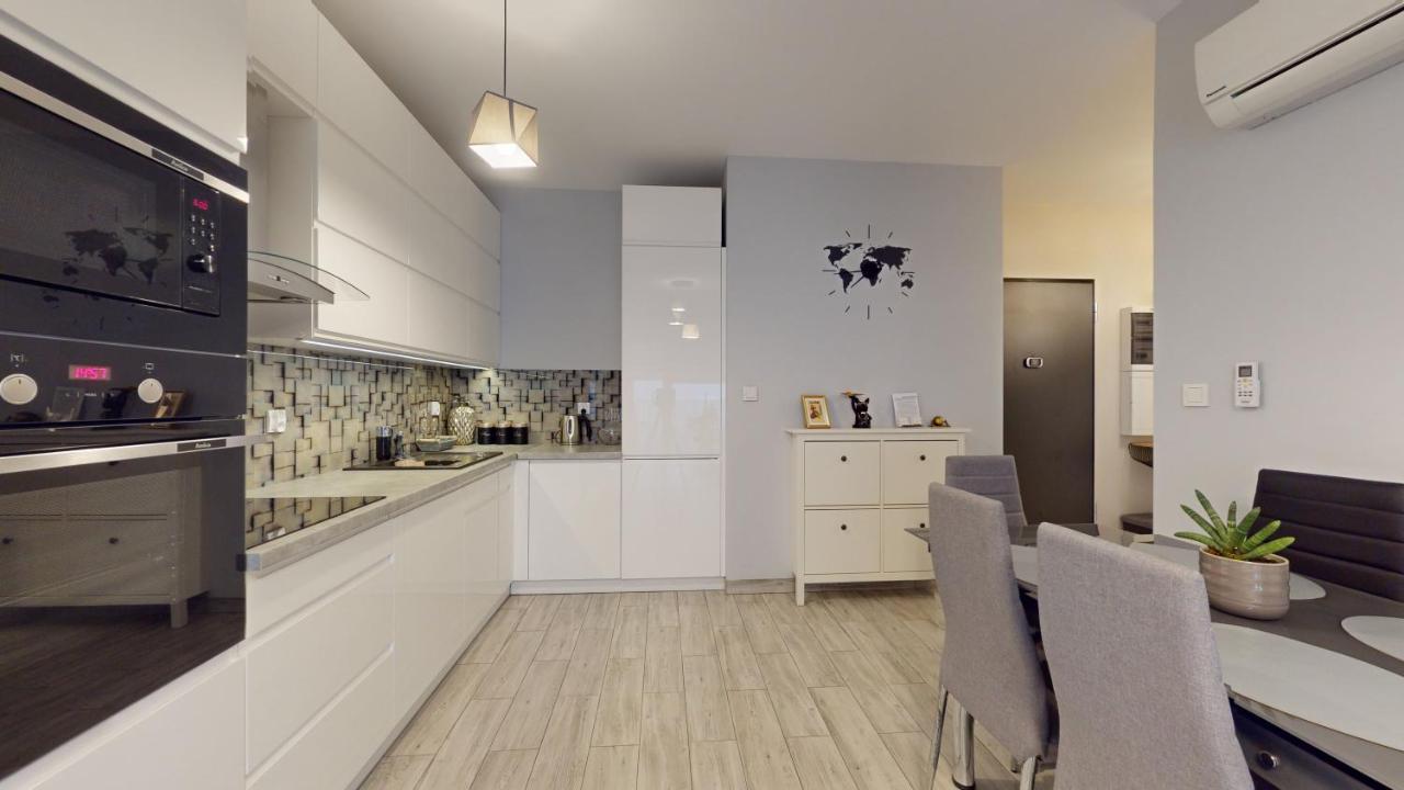 Family House Near The Market Square -perfect For Family & Business - Ksiecia Witolda Street 500 Steps To Market Square - 2 Bedrooms,2 Parking Places Apartment