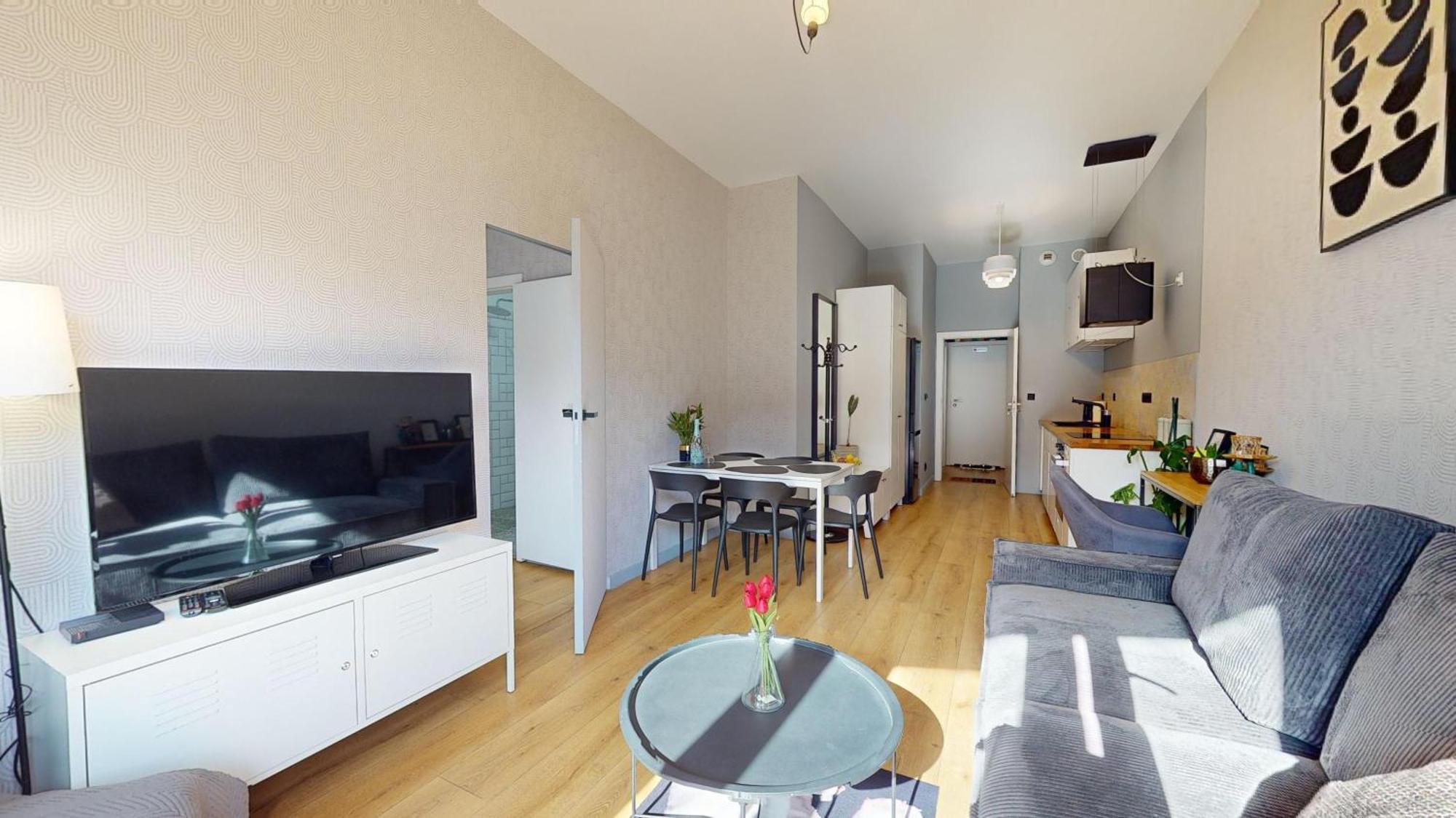 Family House Near The Market Square -perfect For Family & Business - Ksiecia Witolda Street 500 Steps To Market Square - 2 Bedrooms,2 Parking Places *
